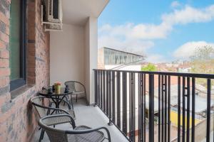 een balkon met 2 stoelen en een tafel bij Maniu Flats in Oradea