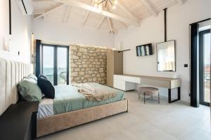 Rúm í herbergi á Mani Stone Villa A Paradise of Panoramic Views