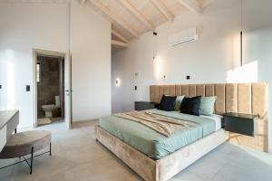 Rúm í herbergi á Mani Stone Villa A Paradise of Panoramic Views