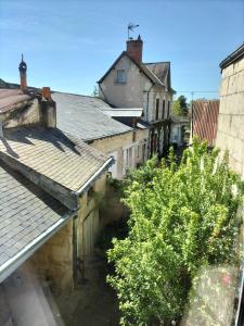 Vue de tête d'un groupe de maisons et de toits dans l'établissement Brume de Loire, à Bourgueil
