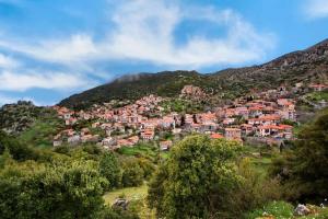 een dorp op een heuvel met huizen erop bij Stemnitsa Stone Residence - Comfy Mountain Getaway in Stemnitsa