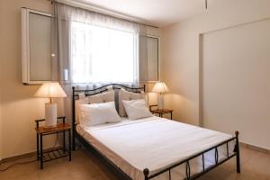 Llit o llits en una habitació de Skafidia Seaview Retreat - Orpheas Seaview Home