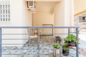 balkon z doniczkami w budynku w obiekcie Kalamata Lime Studio - Urban Cozy Nest w Kalamácie