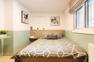 sypialnia z dużym łóżkiem i oknem w obiekcie Kalamata Lime Studio - Urban Cozy Nest w Kalamácie