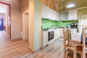 Kuchyň nebo kuchyňský kout v ubytování Kalamata Rose Nest - Urban Comfy Escape
