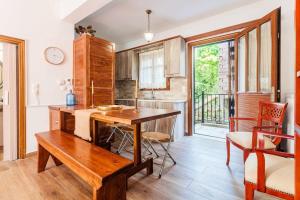 eine Küche mit einem Holztisch und einem Esszimmer in der Unterkunft Stemnitsa Stone Residence - Cosy Mountain Escape in Stemnitsa