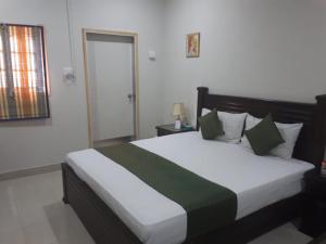 ein Schlafzimmer mit einem großen Bett in einem Zimmer in der Unterkunft Hotel Rise Inn in Karatschi