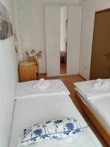 Postel nebo postele na pokoji v ubytování Apartmani Melia