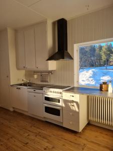 Kuchyň nebo kuchyňský kout v ubytování Gårdshus med lantligt läge