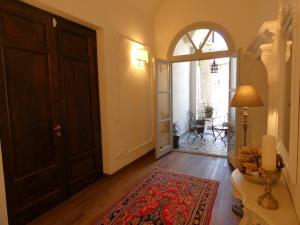 a hallway with a door and a rug at Scappo in Umbria, Residenza Monaldeschi in Orvieto