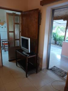 a television sitting on a table in a room at ΕΥΧΆΡΙΣΤΗ ΔΙΑΜΟΝΉ in Pýrgos
