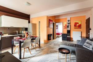 une cuisine et un salon avec une table et des chaises dans l'établissement Sweet Home Kalamata Central Comfort and Warmth, à Kalamata