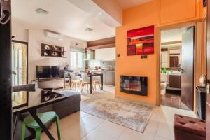 un salon avec un canapé et une cheminée dans l'établissement Sweet Home Kalamata Central Comfort and Warmth, à Kalamata