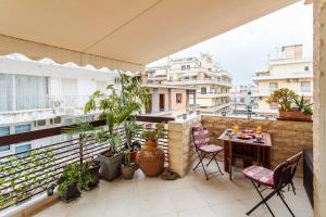 d'un balcon avec une table, des chaises et des plantes. dans l'établissement Sweet Home Kalamata Central Comfort and Warmth, à Kalamata