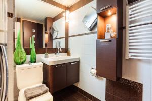 une salle de bains avec toilettes et lavabo dans l'établissement Sweet Home Kalamata Central Comfort and Warmth, à Kalamata 18 autres photos