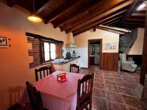 a kitchen and dining room with a table in a room at Los Acebos de Pena Cabarga in Sobremazas