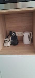 ein Regal mit verschiedenen Geräten in einem Schrank in der Unterkunft Apartamento Centro Fuengirola in Fuengirola + 4 Fotos