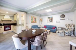 cocina y sala de estar con mesa y sillas en Kos Private Pool Hideaway in Eva's Garden en Asfendioú