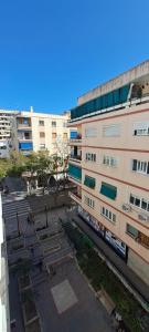 eine Draufsicht auf ein Gebäude in einer Stadt in der Unterkunft Apartamento Centro Fuengirola in Fuengirola