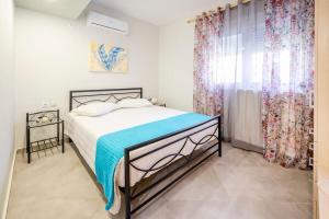 Letto o letti in una camera di Homes Eva's garden -Your Secret Retreat with a Private Pool in Kos