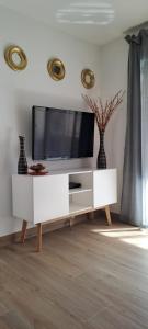 ein Wohnzimmer mit einem Fernseher auf einem weißen Schrank in der Unterkunft Apartamento Centro Fuengirola in Fuengirola