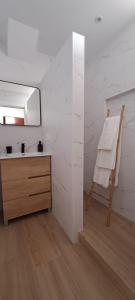 ein Badezimmer mit Waschbecken und Spiegel in der Unterkunft Apartamento Centro Fuengirola in Fuengirola