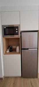 eine Küche mit einer Mikrowelle und einem Kühlschrank in der Unterkunft Apartamento Centro Fuengirola in Fuengirola