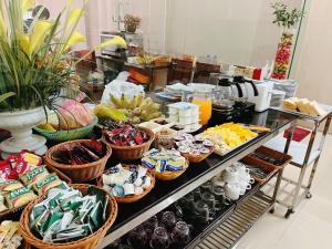 a buffet of food on a table with baskets of food at Khách sạn Đức Tài in Bảo Lạc