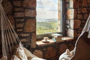 Zimmer mit einer Hängematte und einem Fenster mit Aussicht in der Unterkunft Gerakada Exclusive-Seaview Villa with Private Pool in Koroni