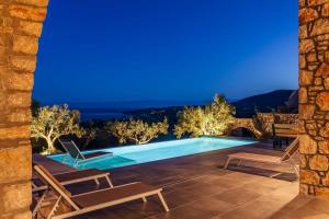 Bazén v ubytovaní Gerakada Exclusive-Seaview Villa with Private Pool alebo v jeho blízkosti