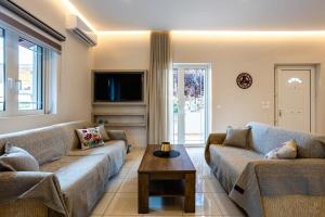 A seating area at Filiatra Downtown Cozy Retreat - Homely Vibes