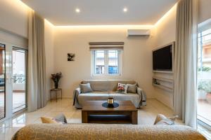 A television and/or entertainment centre at Filiatra Downtown Cozy Retreat - Homely Vibes