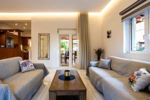 A seating area at Filiatra Downtown Cozy Retreat - Homely Vibes Még 32 kép