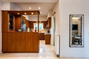 A kitchen or kitchenette at Filiatra Downtown Cozy Retreat - Homely Vibes