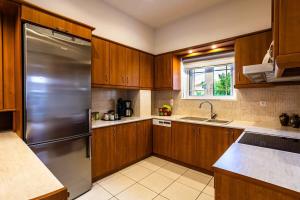 A kitchen or kitchenette at Filiatra Downtown Cozy Retreat - Homely Vibes