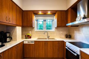 A kitchen or kitchenette at Filiatra Downtown Cozy Retreat - Homely Vibes