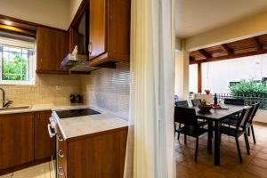 A kitchen or kitchenette at Filiatra Downtown Cozy Retreat - Homely Vibes