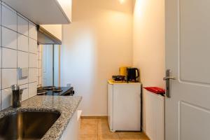 A kitchen or kitchenette at Kitries Summer Getaway - Eden Cozy Suite