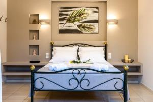 A bed or beds in a room at Filiatra Downtown Cozy Retreat - Homely Vibes