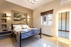 A bed or beds in a room at Filiatra Downtown Cozy Retreat - Homely Vibes