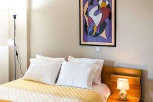 A bed or beds in a room at Kitries Summer Getaway - Eden Cozy Suite