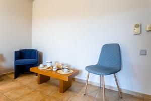 A seating area at Kitries Summer Getaway - Eden Cozy Suite