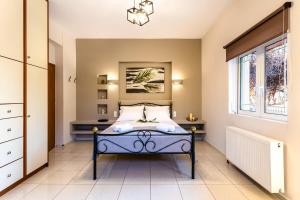 A bed or beds in a room at Filiatra Downtown Cozy Retreat - Homely Vibes