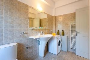 A bathroom at Kitries Summer Getaway - Eden Cozy Suite