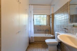 A bathroom at Kitries Summer Getaway - Eden Cozy Suite Még 17 kép