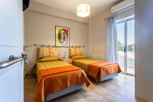 A bed or beds in a room at Kitries Summer Getaway - Eden Cozy Suite