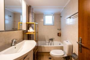 A bathroom at Filiatra Downtown Cozy Retreat - Homely Vibes