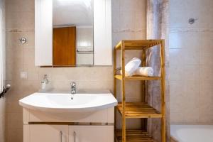 A bathroom at Filiatra Downtown Cozy Retreat - Homely Vibes