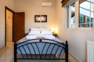 A bed or beds in a room at Filiatra Downtown Cozy Retreat - Homely Vibes