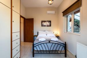 A bed or beds in a room at Filiatra Downtown Cozy Retreat - Homely Vibes